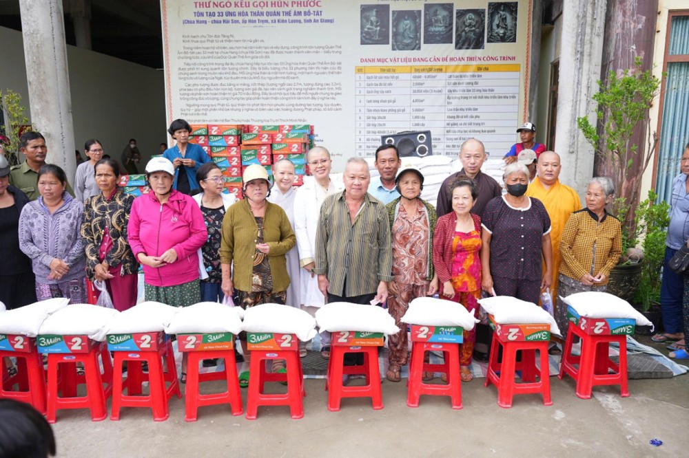 An Giang: Chùa Hải Sơn (chùa Hang) phối hợp cùng Ban Từ thiện Xã hội Trung ương chia sẻ yêu thương với bà con khó khăn