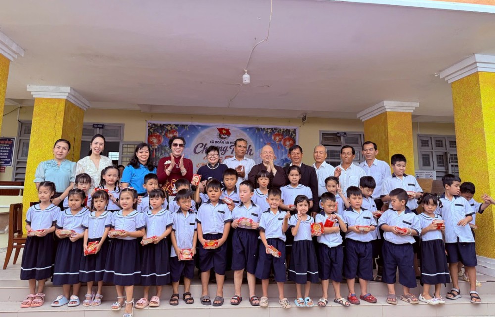 Đại đức Thích Huệ Hạnh trao học bổng, quà Trung thu và xe đạp đến học sinh khó khăn