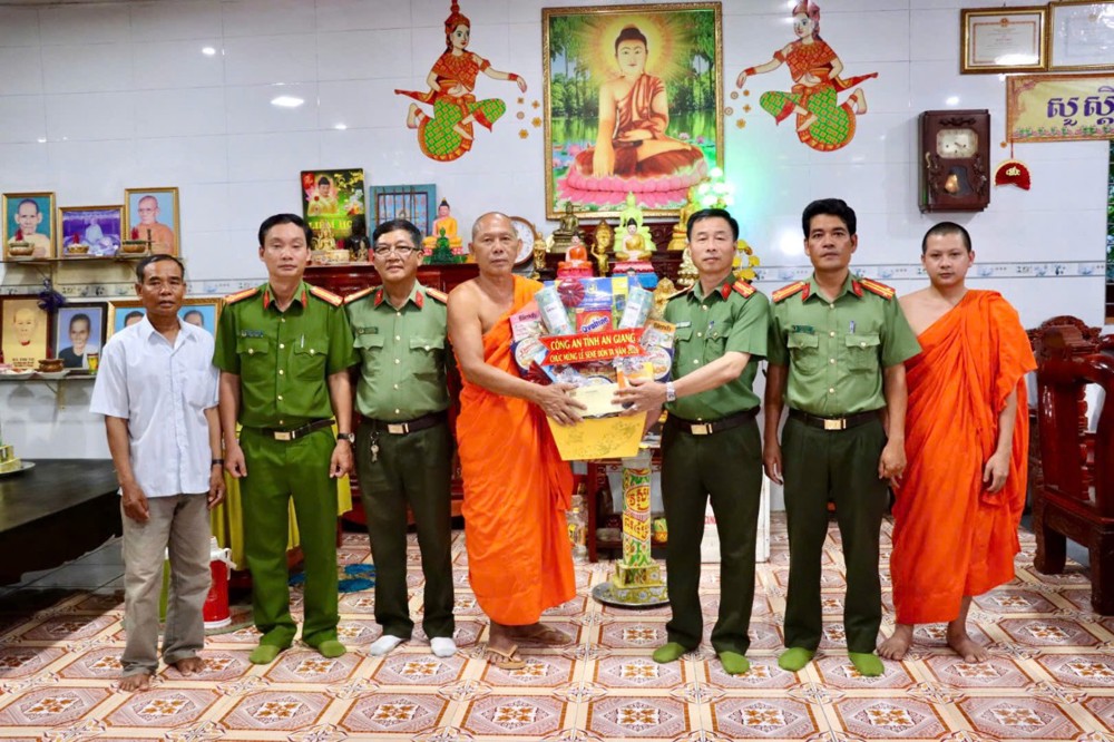An Giang: Đoàn công tác ban Giám đốc Công an tỉnh thăm, chúc mừng Sene Đôn ta