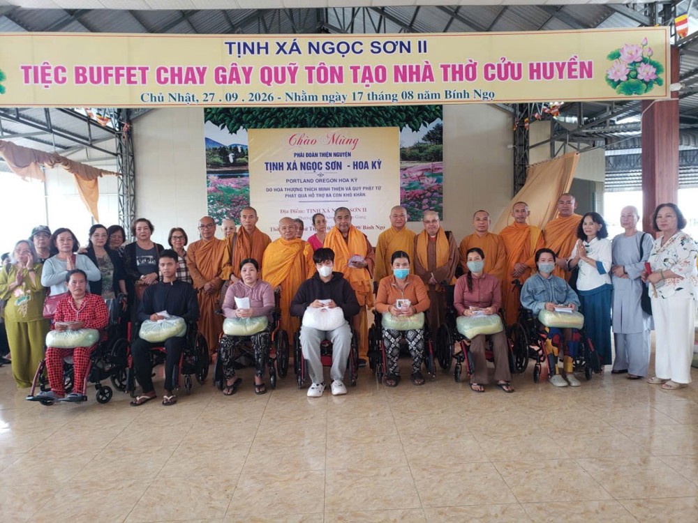 An Giang: Tịnh xá Ngọc Sơn 2 trao tặng 15 xe lăn và 250 phần quà chào mừng Đại hội Phật giáo toàn quốc lần thứ X
