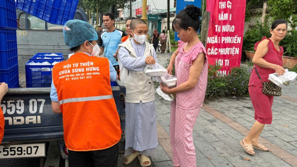 TP.HCM: Chùa Sùng Hưng trao 1.200 suất cơm chay đến bà con khó khăn