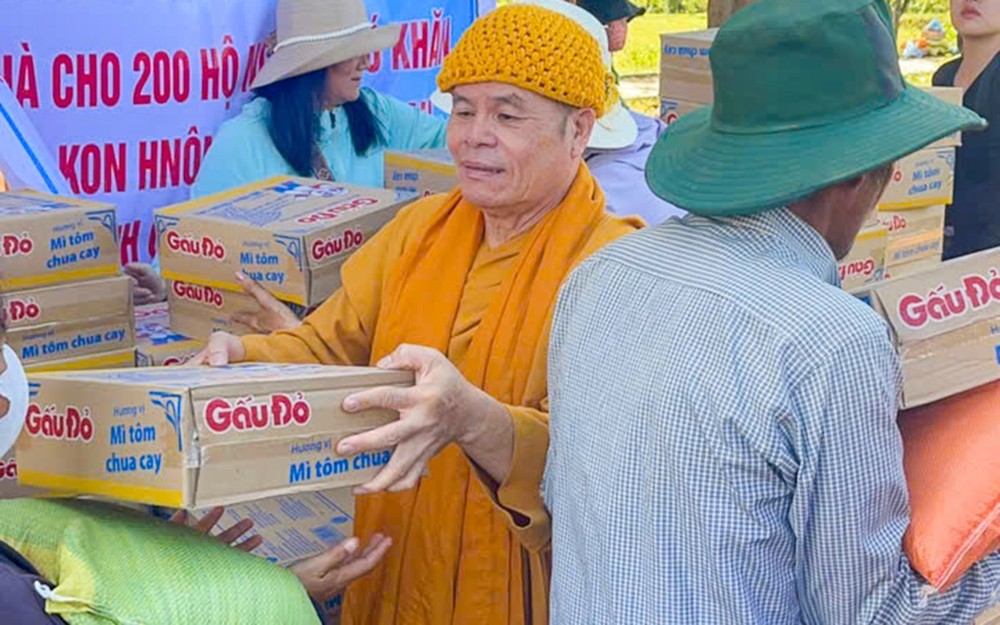 Quảng Ngãi: Tịnh xá Ngọc Hạnh trao 200 suất quà đến bà con khó khăn tại xã Đăk Tờ Kan