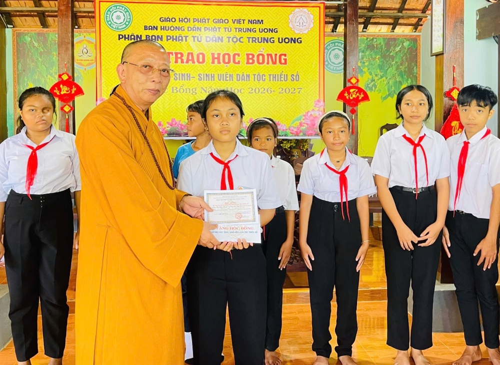 Lâm Đồng: Phân ban Phật tử Dân tộc TƯ trao học bổng cho học sinh đồng bào dân tộc tại Tánh Linh và Bảo Lâm