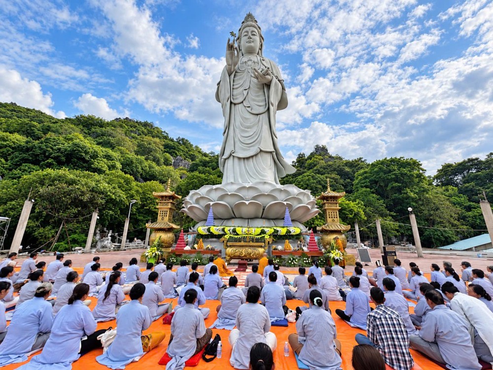 An Giang: Trang nghiêm khóa tu “Quán Âm” định kỳ và Đêm hoa đăng kỷ niệm ngày Đức Bồ tát Quán Thế Âm xuất gia tại chùa Hải Sơn