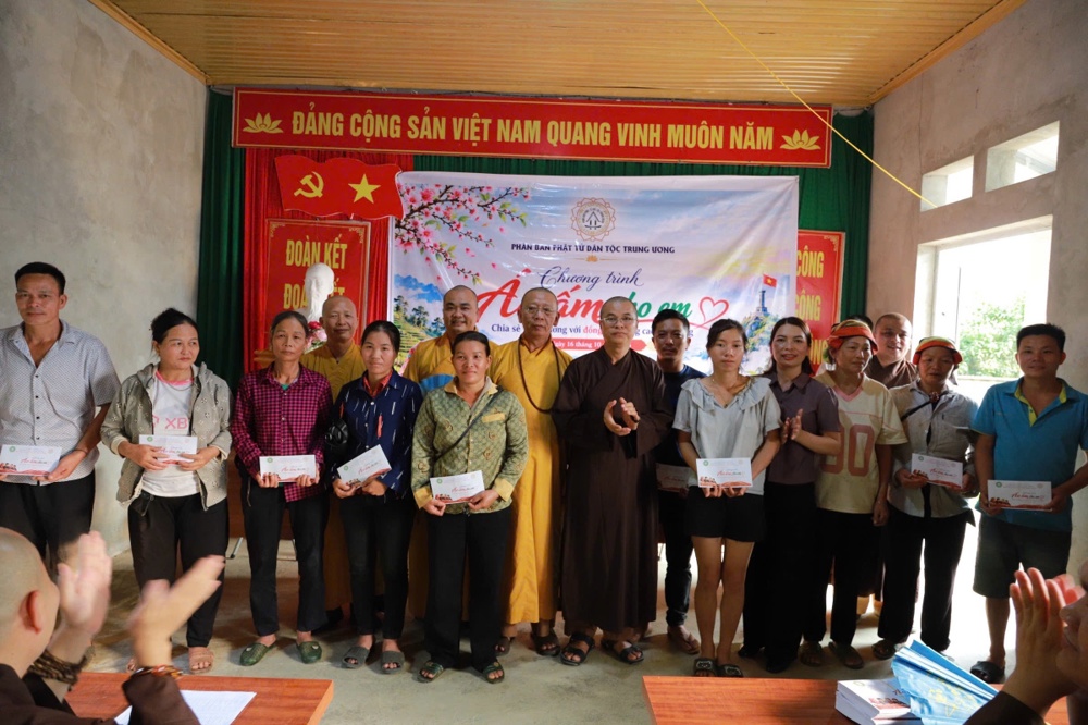 Tuyên Quang: Phân ban PTDT TƯ trao tặng quà tặng tại chương trình “Áo ấm cho em” – Chia sẻ yêu thương với đồng bào vùng cao