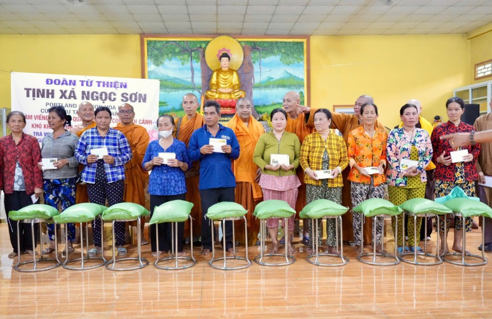 An Giang: Tịnh xá Ngọc Châu trao 200 phần quà và 15 chiếc xe lăn chào mừng Đại hội Phật giáo toàn quốc lần thứ X