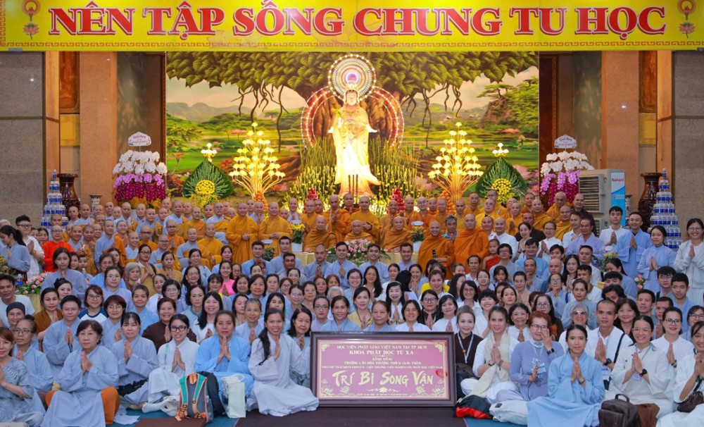 Khoa Phật học từ xa - Học viện Phật giáo Việt Nam tại TP.HCM thăm, đảnh lễ chư Tôn đức giáo phẩm