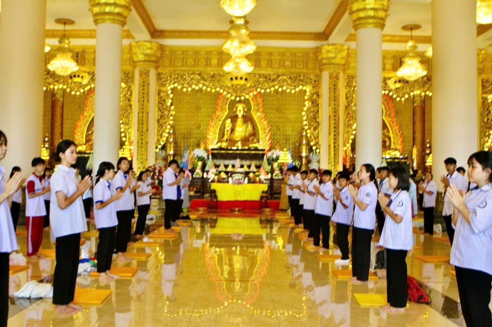 Đồng Nai : Chùa Phật Quốc Vạn Thành tổ chức khóa tu Bát Quan Trai cho hơn 650 thanh thiếu niên, học sinh và Phật tử