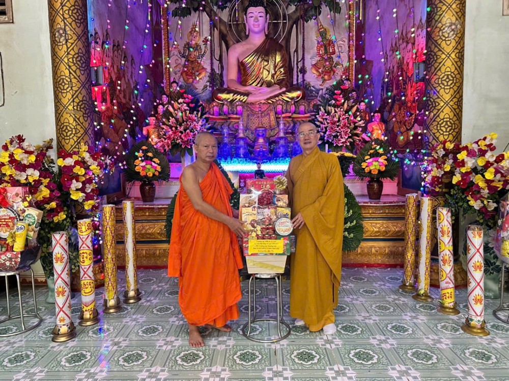 Vĩnh Long: Thượng tọa Thích Lệ Lạc thăm, chúc mừng Lễ Sen Dolta tại 13 chùa Nam tông Khmer