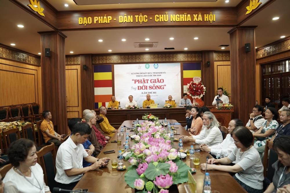 Hà Nội:  Lễ công bố, trao giải cuộc thi ảnh “Phật giáo trong đời sống” lần thứ III và khai mạc triển lãm tại chùa Quán Sứ