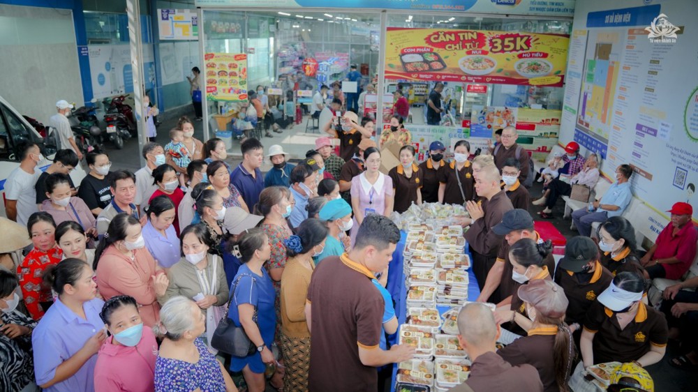 TP. HCM: Bếp chay Từ Tâm tiếp tục “đỏ lửa” thực hiện 1.600 suất ăn yêu thương