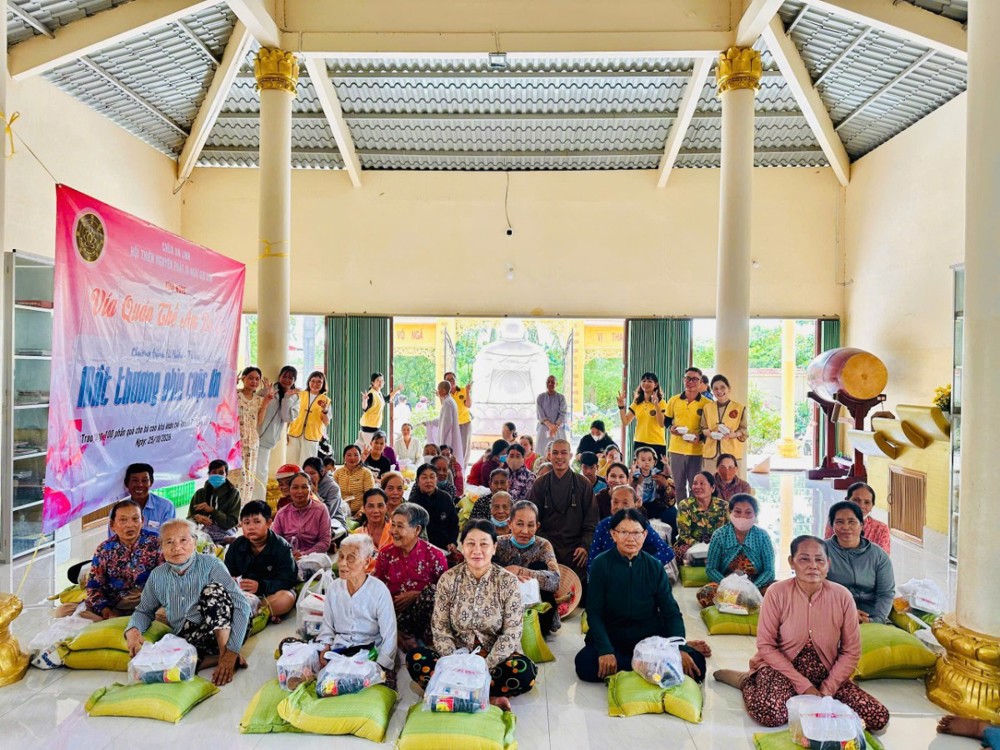 Vĩnh Long: Trao tặng 100 phần quà cho bà con khó khăn nhân ngày vía Quán Thế Âm Bồ-tát