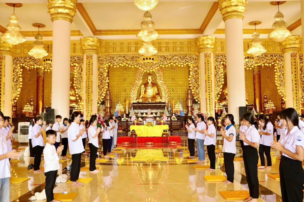 Đồng Nai : Chùa Phật Quốc Vạn Thành tổ chức khóa tu Bát Quan Trai định kỳ, chủ đề “Phật pháp trong đời sống – Tuổi trẻ sống tốt, sống đẹp, sống có ý nghĩa”