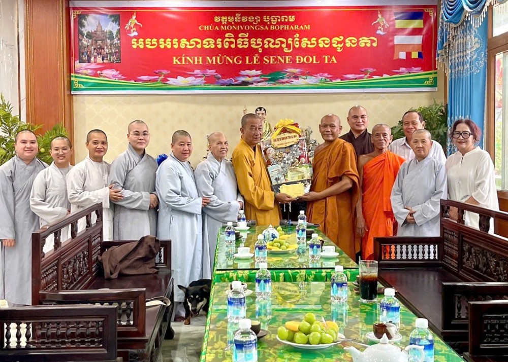 Cà Mau: Ban Trị sự GHPGVN tỉnh thăm, chúc Tết Sene Đol ta tại chùa Monivongsa