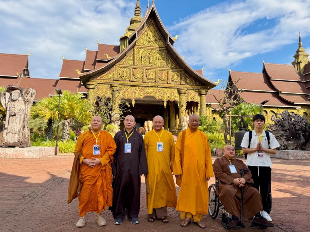 Phái đoàn Giáo hội Phật giáo Việt Nam thăm Bảo tàng Nghệ thuật Lào: Chiêm bái kiệt tác điêu khắc gỗ và bảo điện văn hóa tâm linh giữa lòng hồ