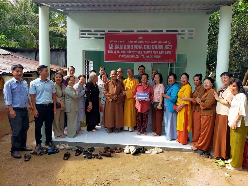 Đồng Tháp: Ban Kinh Tế tài chánh và Từ thiện Xã hội Phật giáo tỉnh bàn giao nhà đại đoàn kết tại xã Cái Bè