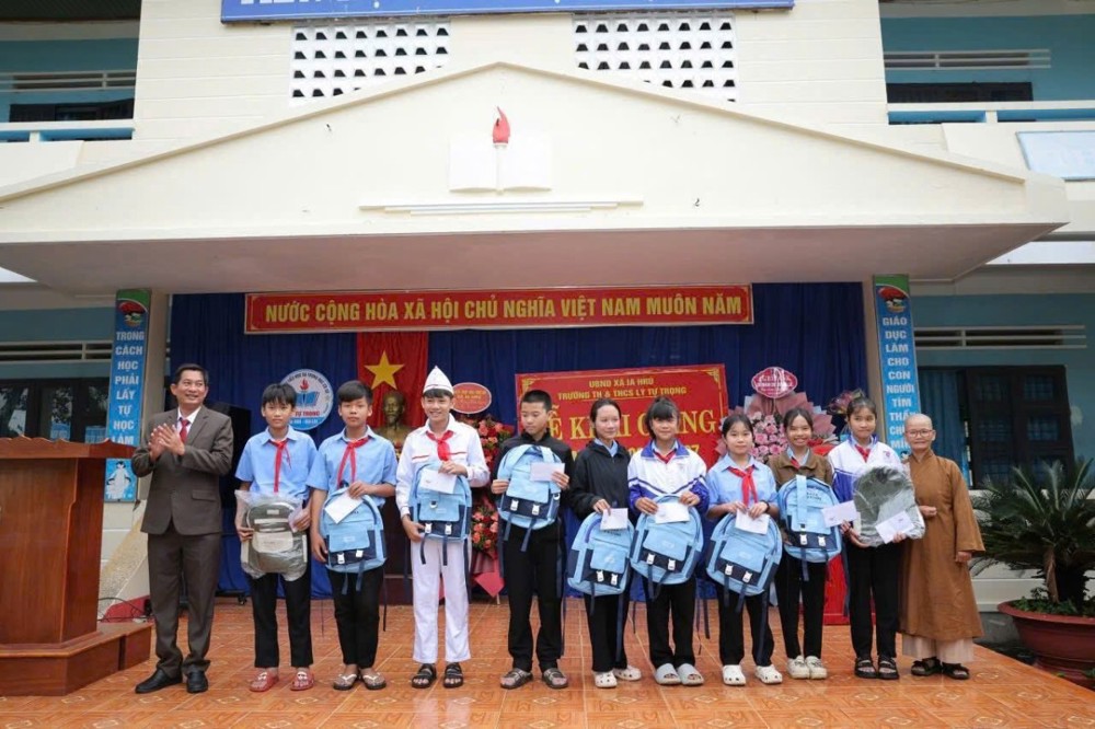 Gia Lai: Sư cô Thích Nữ Huệ Định trao 250 suất quà khuyến học đến học sinh xã Ia Hrú