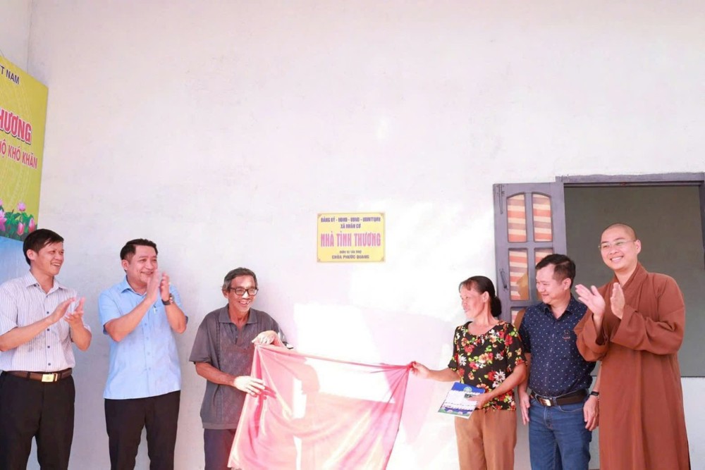 Lâm Đồng: Chùa Phước Quang trao tặng nhà tình thương đến hộ gia đình khó khăn tại xã Nhân Cơ