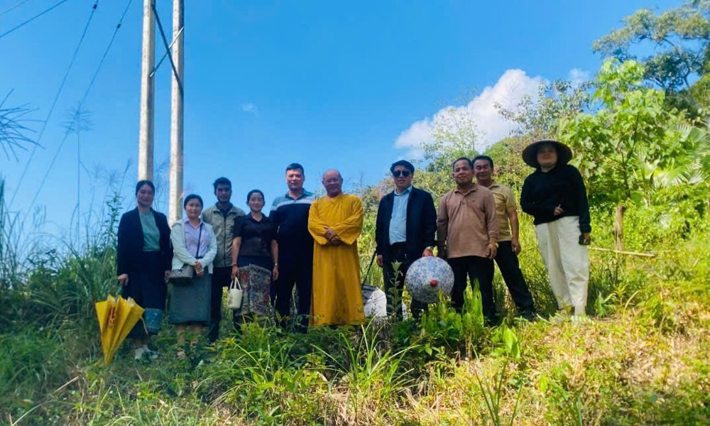 Lào: Thượng tọa Thích Tâm Định khảo sát, xúc tiến thủ tục xin đất xây dựng Trung tâm Văn hóa Việt Nam - Lào