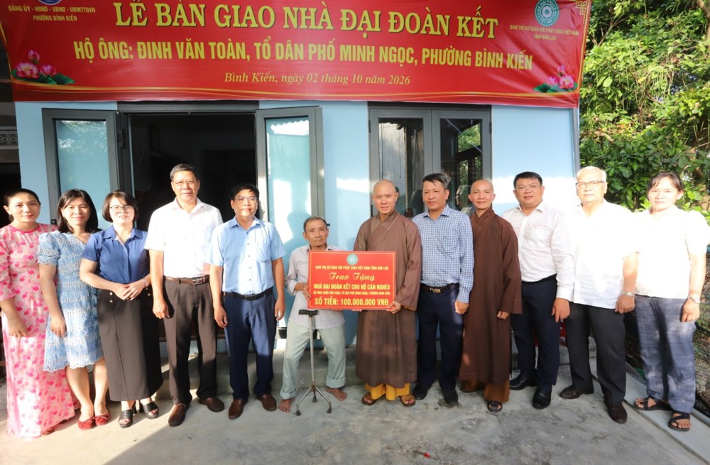 Đắk Lắk: Bàn giao nhà Đại đoàn kết đến hộ cận nghèo tại phường Bình Kiến
