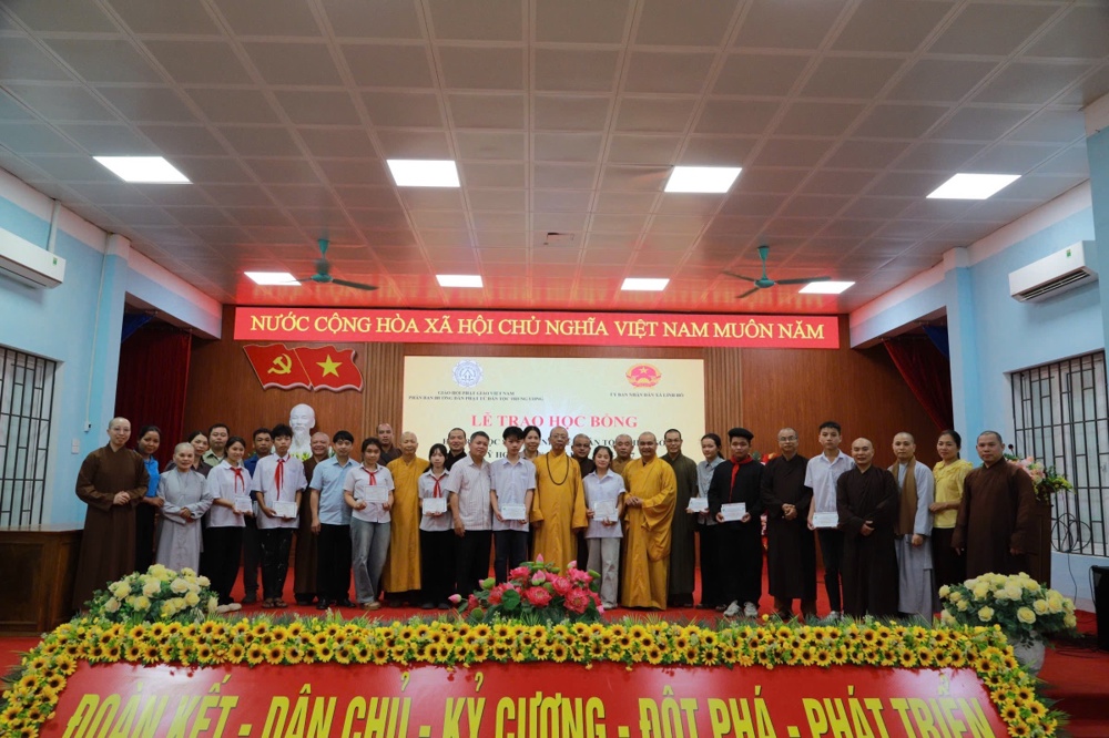 Tuyên Quang: Phân ban Phật tử Dân tộc Trung ương trao học bổng hỗ trợ học sinh, sinh viên dân tộc thiểu số tại xã Linh Hồ