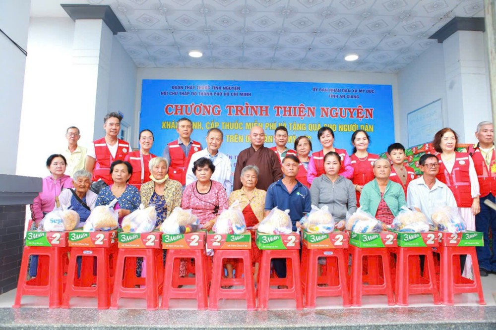 An Giang: Chùa Huyền Trang (TP.HCM) khám bệnh, phát thuốc miễn phí và trao 300 phần quà đến người dân khó khăn