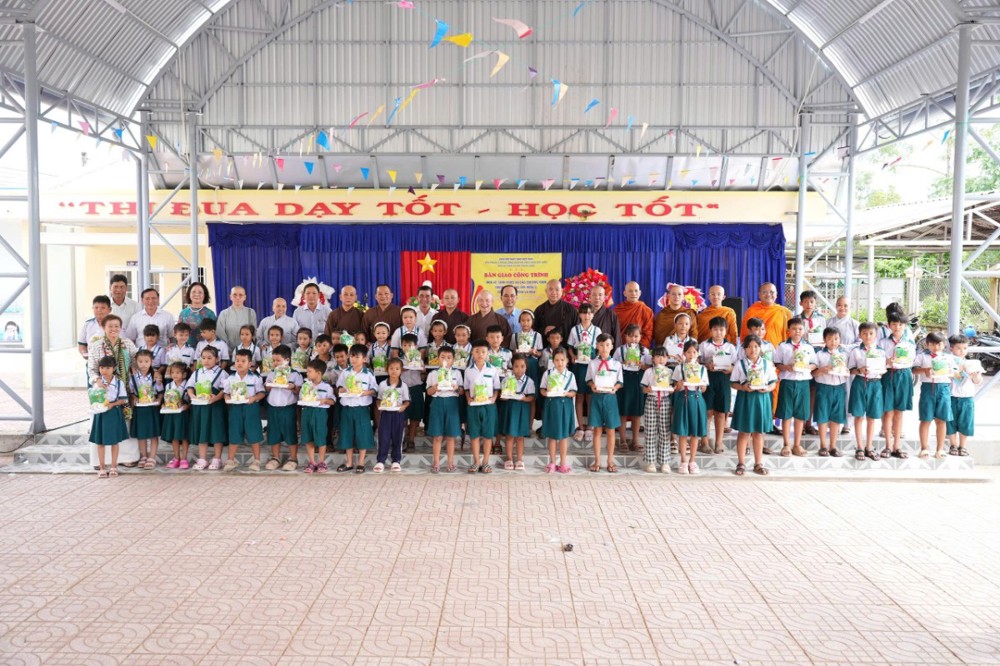 Cà Mau: Bàn giao 2 công trình nhà vệ sinh trường học do Ban Từ thiện Xã hội Trung ương GHPGVN tài trợ