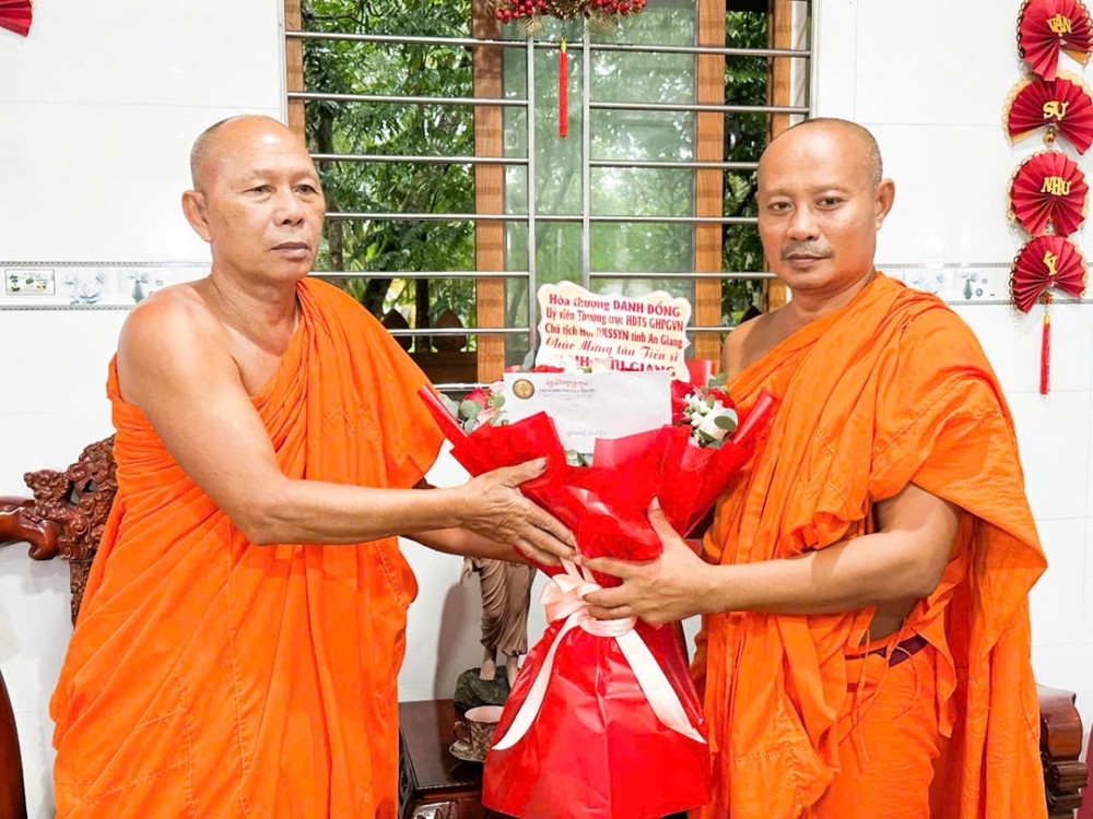 Đại đức Danh Hữu Giang thăm, báo cáo kết quả bảo vệ luận án Tiến sĩ đến lãnh đạo Hội Đoàn kết Sư sãi Yêu nước tỉnh