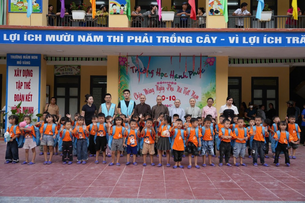 Lào Cai: Quỹ học bổng “Cùng em đến trường” mang hơi ấm đến trẻ em vùng cao Mỏ Vàng