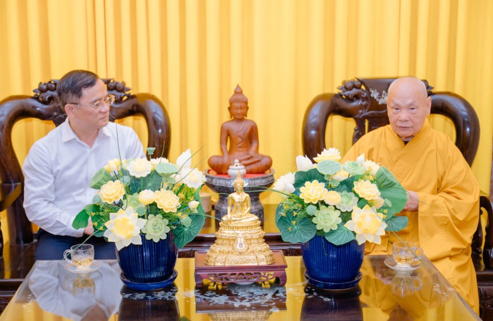 Hiệu trưởng Trường Đại học Luật Hà Nội thăm Trưởng lão Hòa thượng Chủ tịch Hội đồng Trị sự