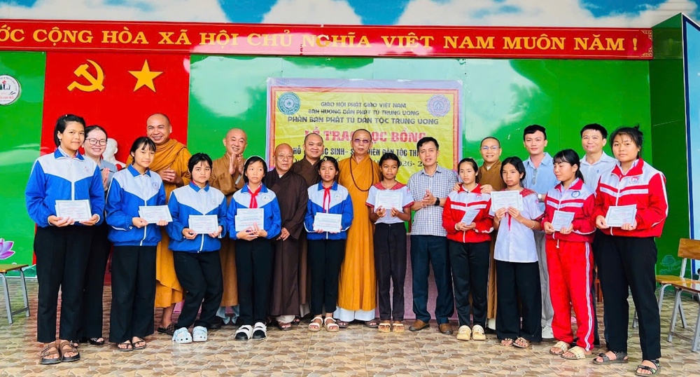 Lâm Đồng: Phân ban Phật tử Dân tộc TƯ trao học bổng cho học sinh đồng bào dân tộc tại Tánh Linh và Bảo Lâm