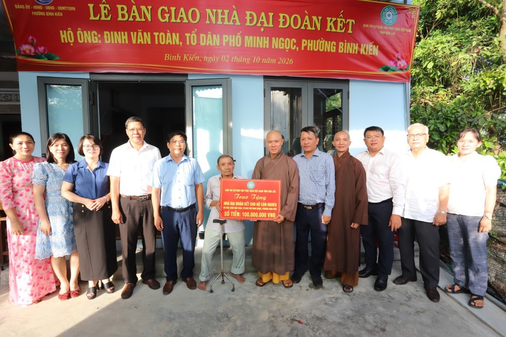 Đắk Lắk: Bàn giao nhà Đại đoàn kết đến hộ cận nghèo tại phường Bình Kiến