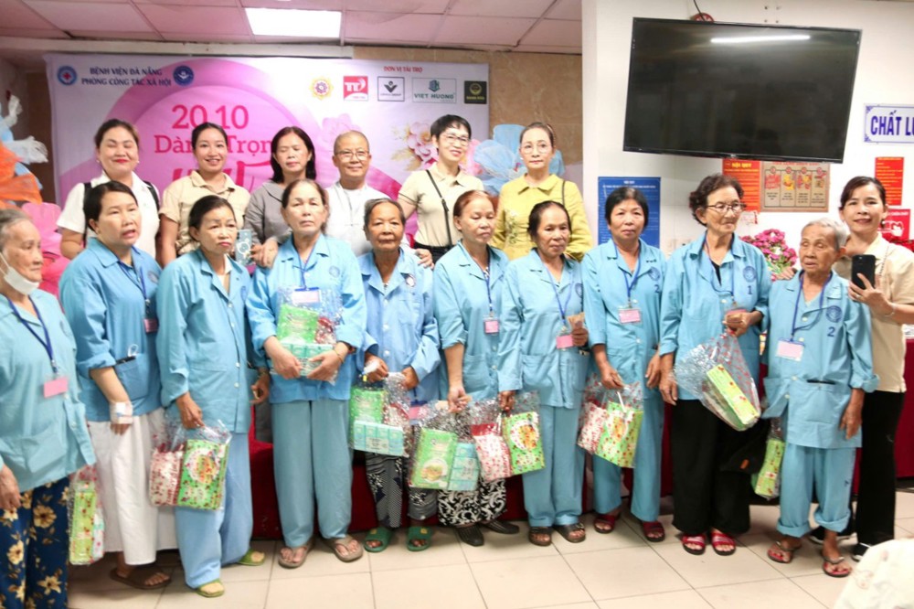 Đà Nẵng: Chùa Phổ Hiền chia sẻ yêu thương đến các bệnh nhân nữ nhân ngày 20/10