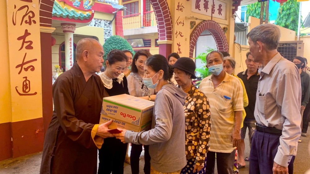 TP.HCM: Chùa Long Hoa trao 100 phần quà đến người dân có hoàn cảnh khó khăn tại phường Phú Định