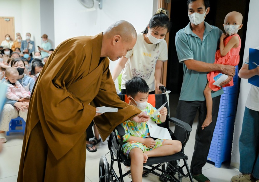 TP.HCM: Tu viện Khánh An tặng 600 phần quà với trị giá 300 triệu đồng tại Bệnh viện Ung Bứu (cơ sở 2)