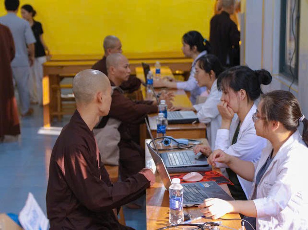 Gia Lai: Hội Từ thiện chùa Tường Nguyên thiết lập phòng y tế, chăm sóc sức khỏe Tăng Ni sinh tại Tu viện Nguyên Thiều