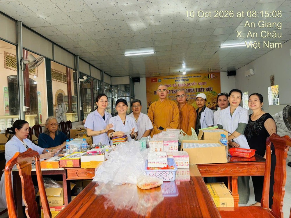 An Giang: Chùa Thất Bửu phối hợp tổ chức khám bệnh, phát thuốc và trao quà cho người nghèo tại xã An Châu