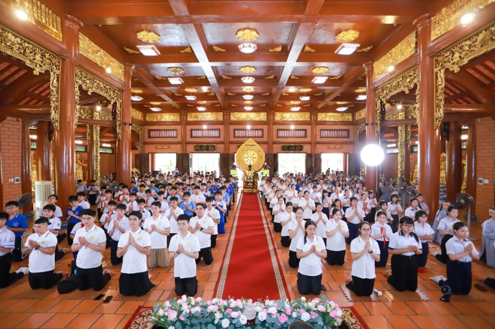 TP.HCM: Hơn 200 bạn trẻ tham dự khóa tu “Tuổi Trẻ Hướng Phật” tại Chùa Thiên Quang