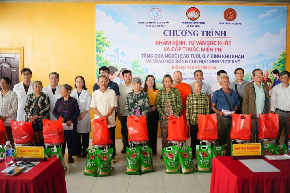 TP. HCM: Khám bệnh, cấp thuốc miễn phí, tặng quà và trao học bổng nhân lễ hội Sene Dolta tại chùa Tông Kim Quang