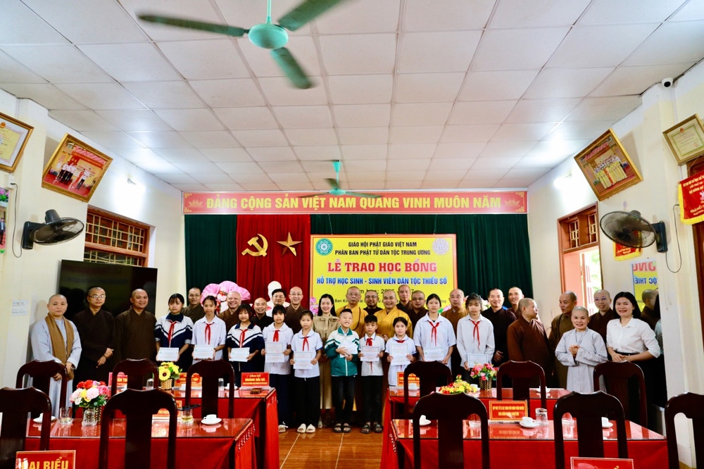 Thái Nguyên: Phân ban Phật tử Dân tộc Trung ương trao học bổng cho học sinh vùng cao.